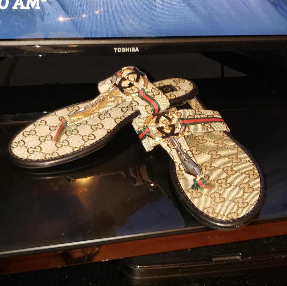 NEW Gucci flip flop sandles